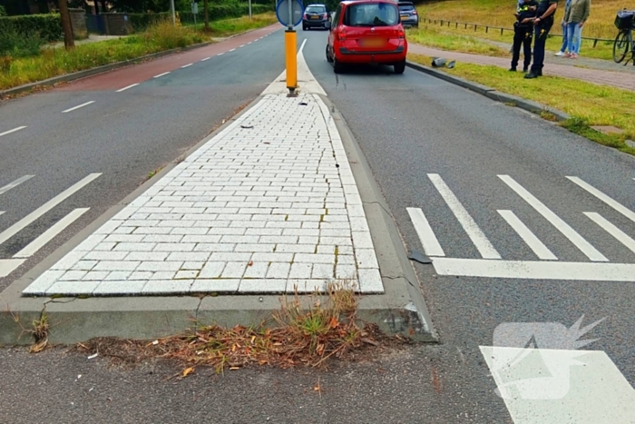 Personenauto botst tegen vluchtheuvel en krijgt lekke band