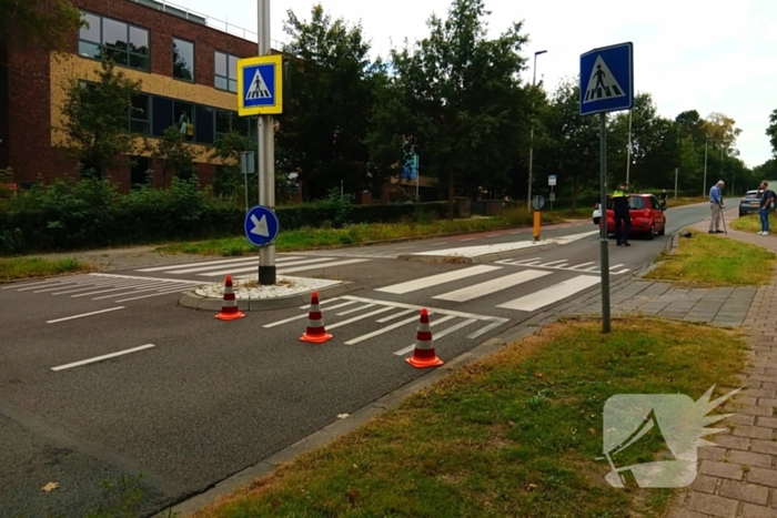 Personenauto botst tegen vluchtheuvel en krijgt lekke band