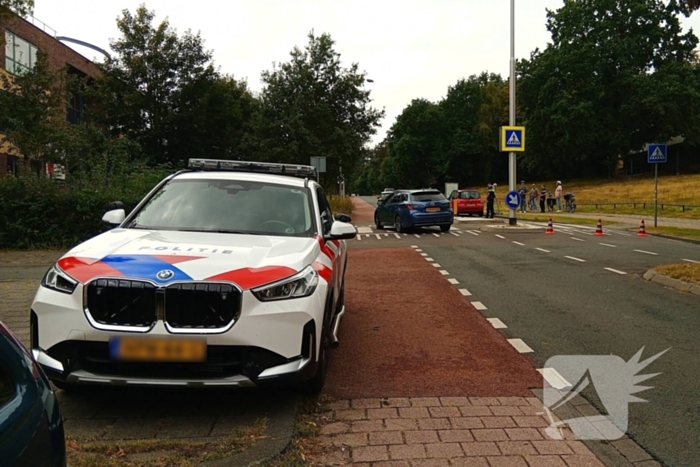 Personenauto botst tegen vluchtheuvel en krijgt lekke band