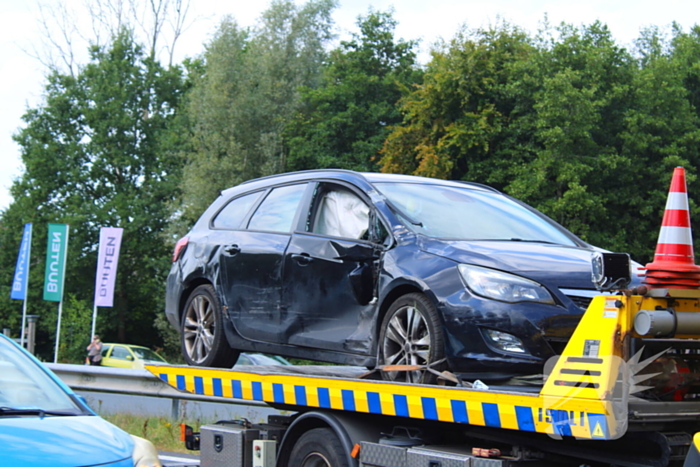 Flinke schade bij ongeval tussen vrachtwagen en personenauto