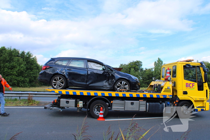 Flinke schade bij ongeval tussen vrachtwagen en personenauto