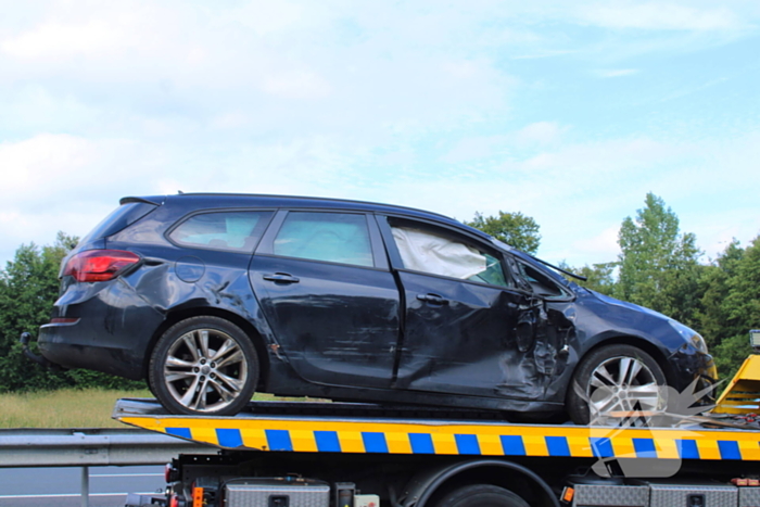 Flinke schade bij ongeval tussen vrachtwagen en personenauto