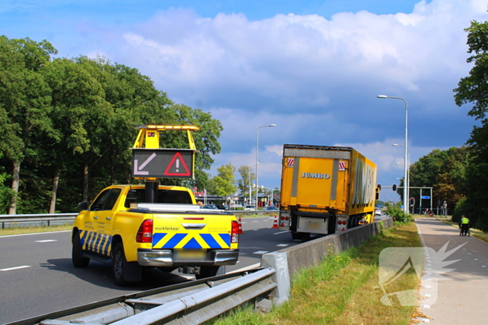 Flinke schade bij ongeval tussen vrachtwagen en personenauto
