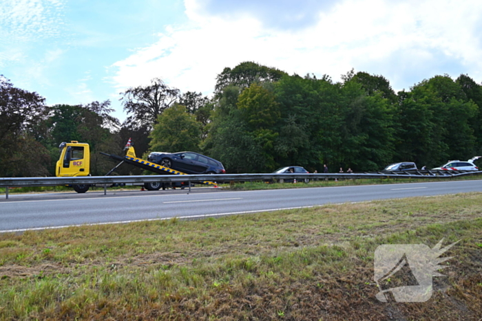 Flinke schade bij ongeval tussen vrachtwagen en personenauto