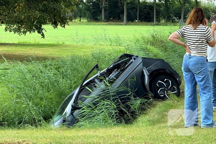 auto botst op boom en wiel breekt af