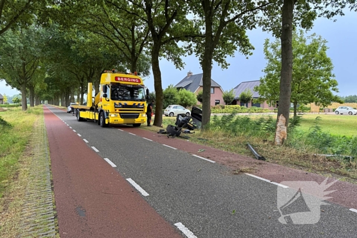 auto botst op boom en wiel breekt af