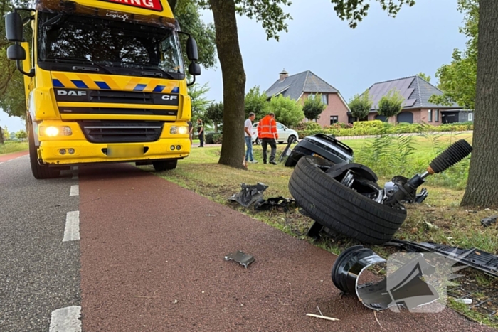 auto botst op boom en wiel breekt af