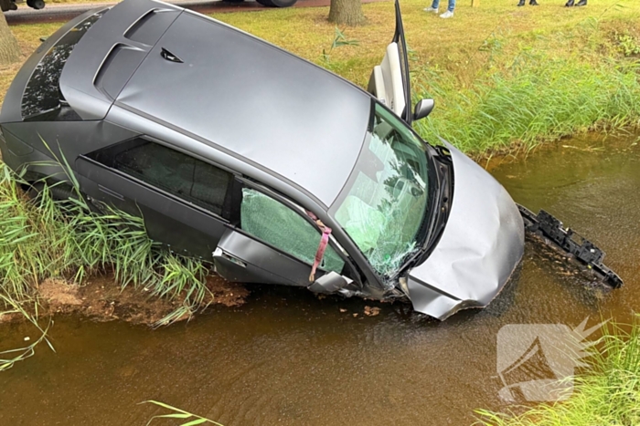 auto botst op boom en wiel breekt af