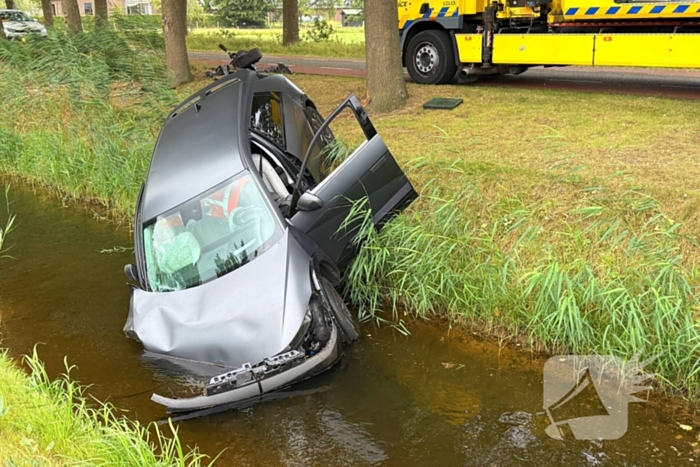 auto botst op boom en wiel breekt af