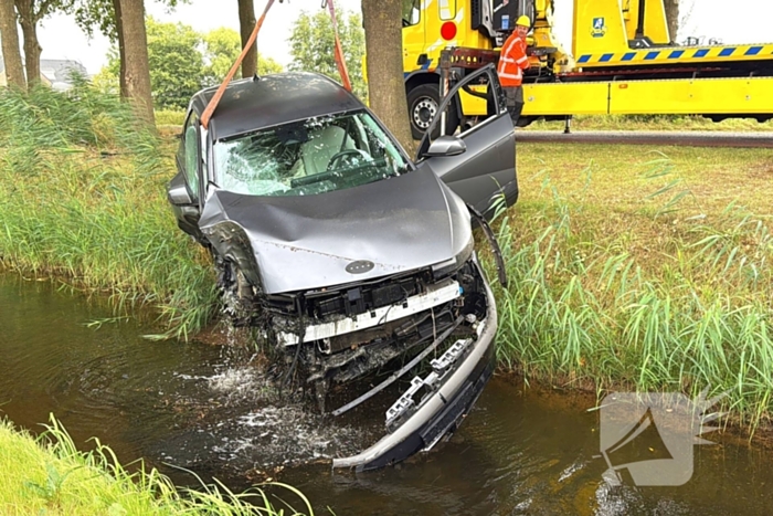 auto botst op boom en wiel breekt af