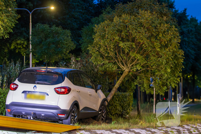Automobilist belandt op rotonde en klapt op boom
