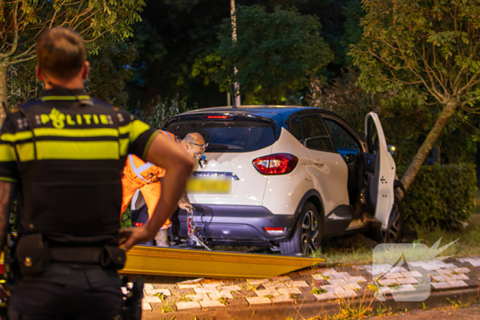 Automobilist belandt op rotonde en klapt op boom