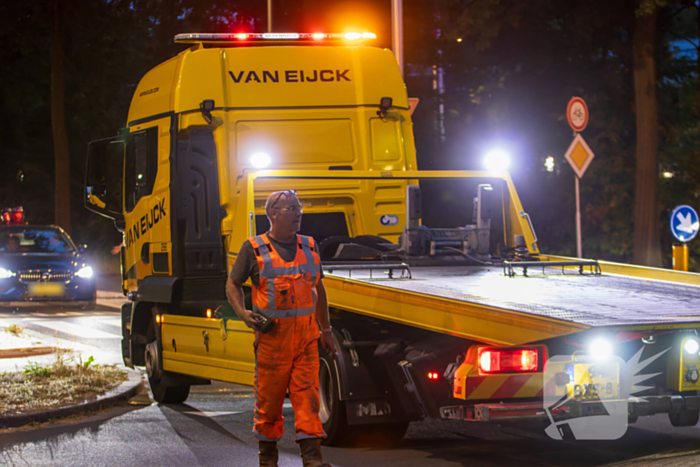 Automobilist belandt op rotonde en klapt op boom