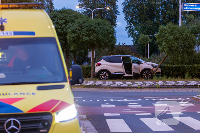 Automobilist belandt op rotonde en klapt op boom