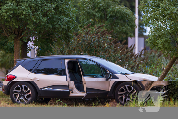 Automobilist belandt op rotonde en klapt op boom