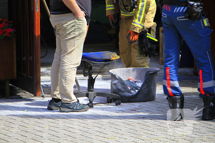 Man steekt stoel in brand tijdens lassen
