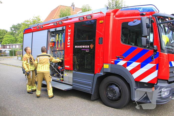 Man steekt stoel in brand tijdens lassen