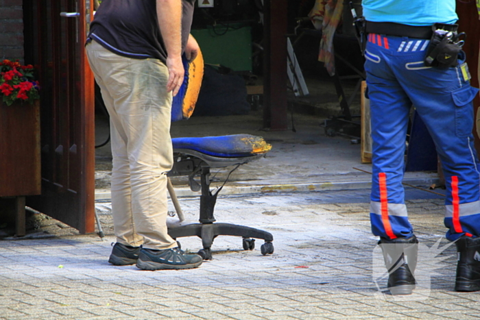 Man steekt stoel in brand tijdens lassen