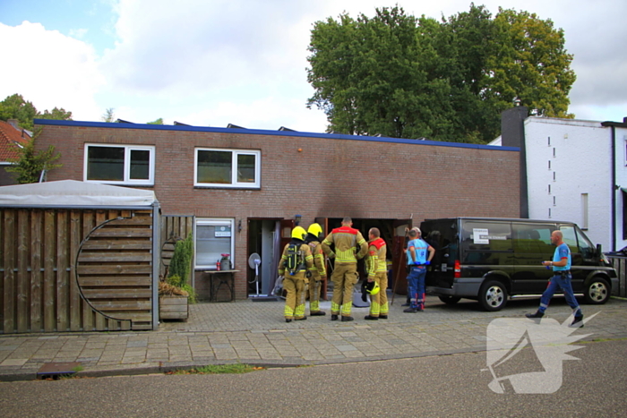 Man steekt stoel in brand tijdens lassen