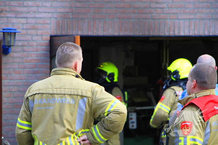 Man steekt stoel in brand tijdens lassen