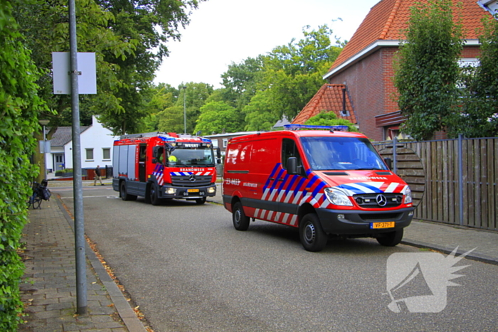 Man steekt stoel in brand tijdens lassen