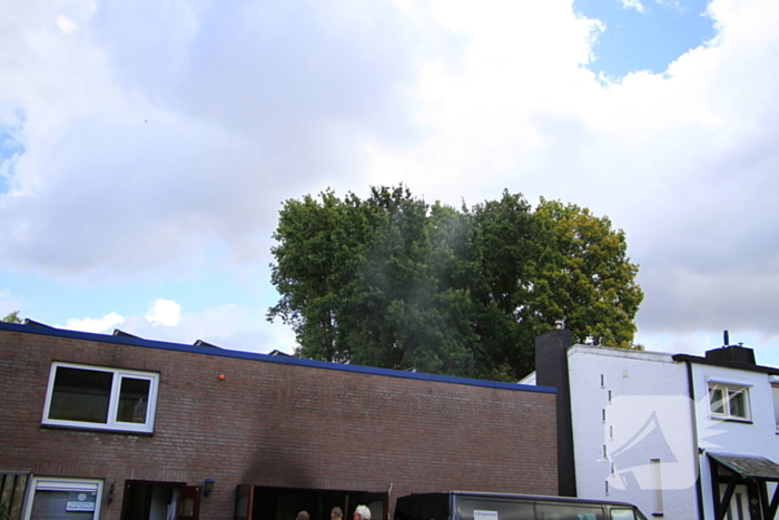 Man steekt stoel in brand tijdens lassen