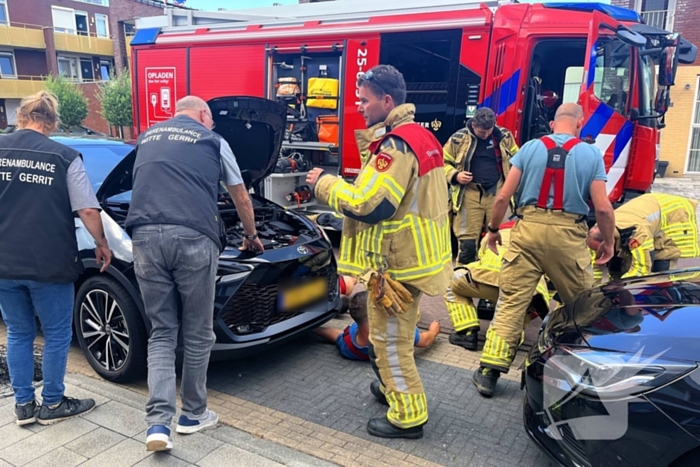 Kat vast in auto, brandweer schiet te hulp