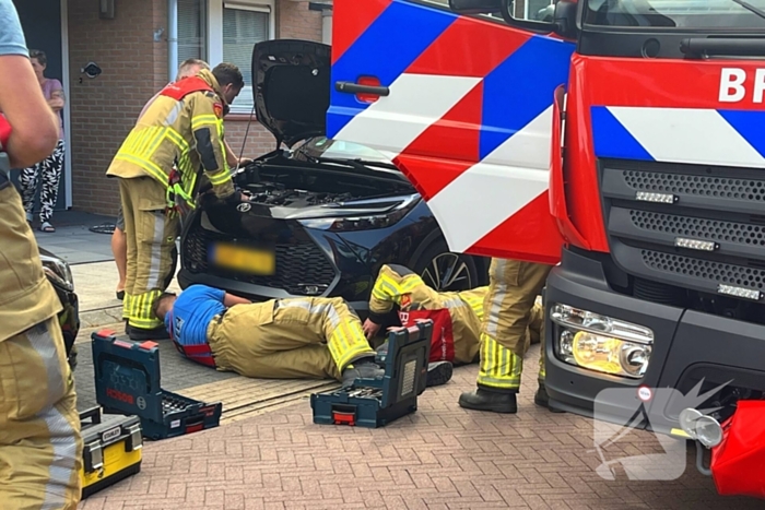 Kat vast in auto, brandweer schiet te hulp