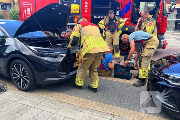 Kat vast in auto, brandweer schiet te hulp