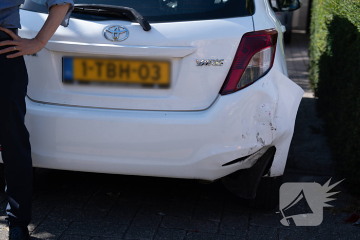 Scooter botst op achteruitrijdende auto