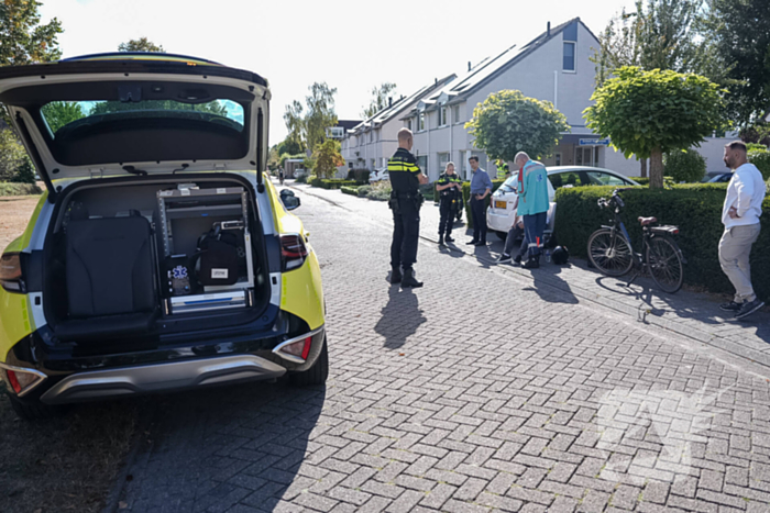 Scooter botst op achteruitrijdende auto