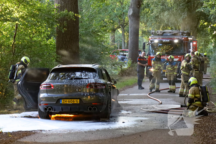Auto brand volledig uit na moeizame blusactie