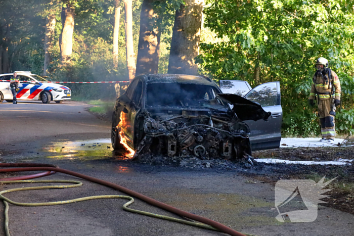 Auto brand volledig uit na moeizame blusactie
