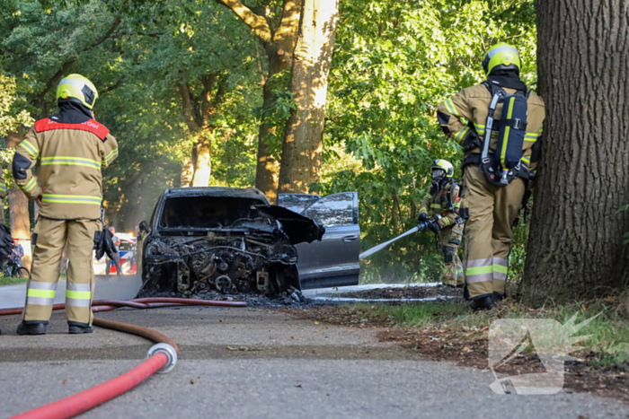 Auto brand volledig uit na moeizame blusactie
