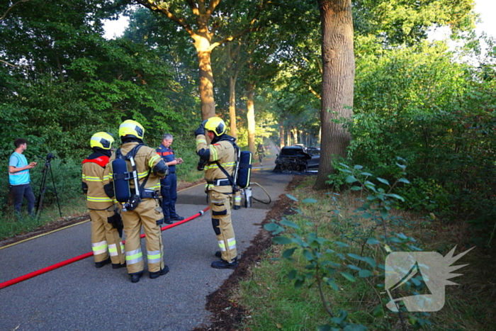 Auto brand volledig uit na moeizame blusactie