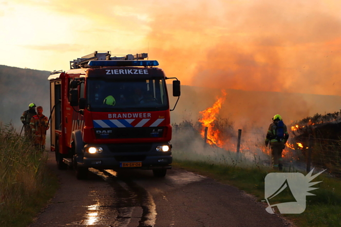 Bermbrand zet natuurgebied in vuur