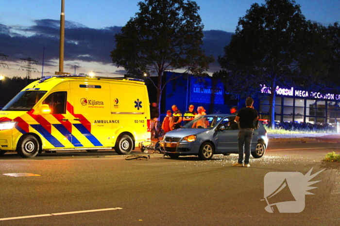 Fiets belandt onder auto bumper