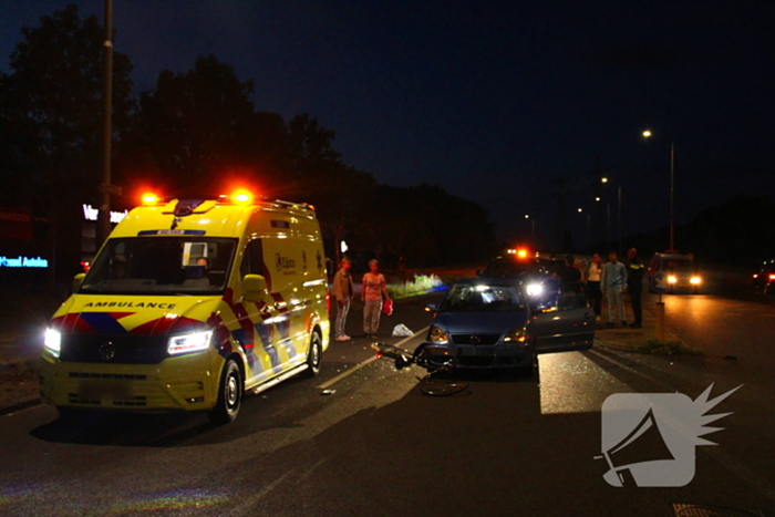 Fiets belandt onder auto bumper