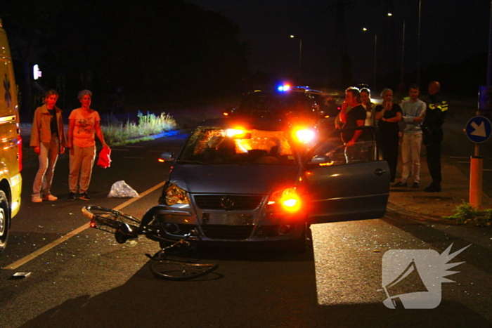 Fiets belandt onder auto bumper