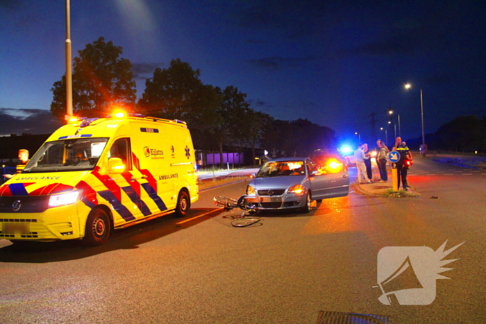 Fiets belandt onder auto bumper