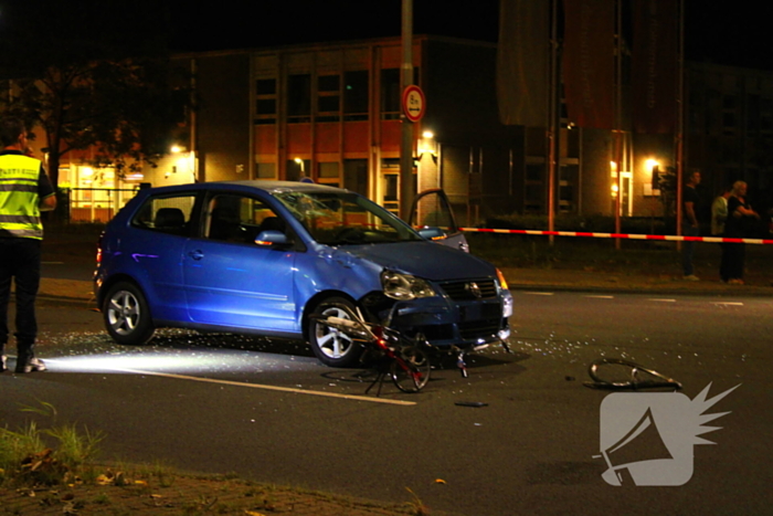 Fiets belandt onder auto bumper