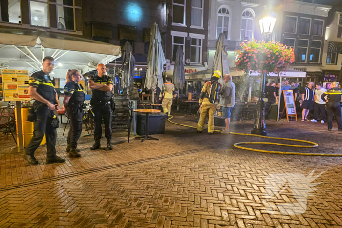 Brand in prullenbak in een cafe