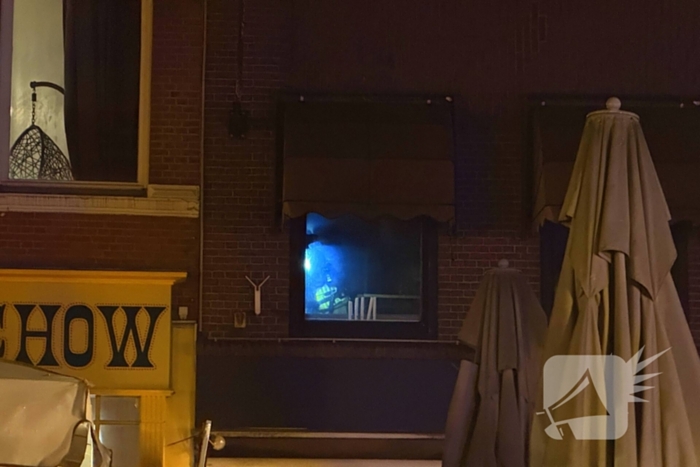 Brand in prullenbak in een cafe