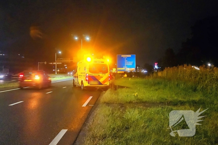 Bestuurder verliest controle bij rotonde