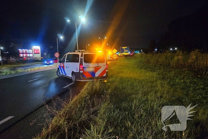 Bestuurder verliest controle bij rotonde