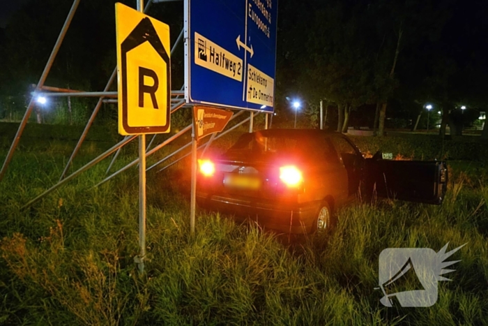 Bestuurder verliest controle bij rotonde