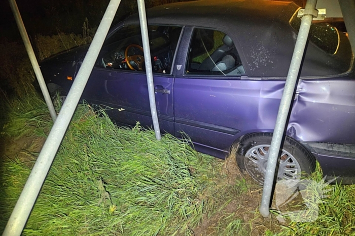 Bestuurder verliest controle bij rotonde