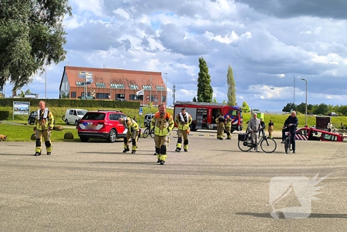 Rijkswaterstaat sleept watermakende boot