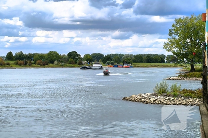 Rijkswaterstaat sleept watermakende boot