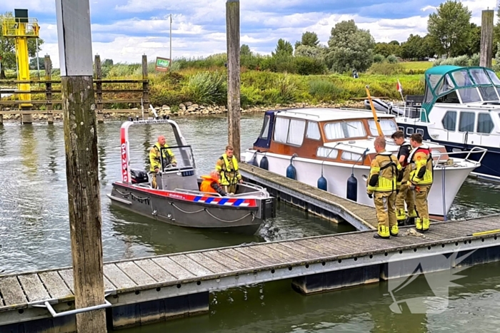 Rijkswaterstaat sleept watermakende boot